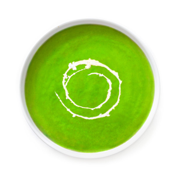 鲜嫩可口的绿汤孤立在白色的背景上。一碗椰菜菠菜汤配罗勒叶图片下载