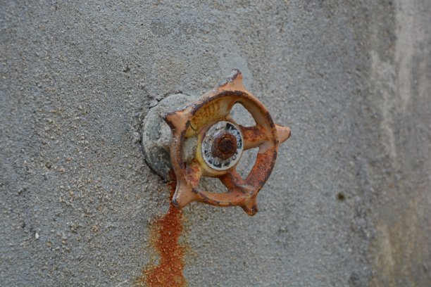 旧锈迹斑斑的水阀图片下载