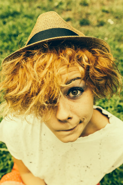 公园里的可爱女人图片下载