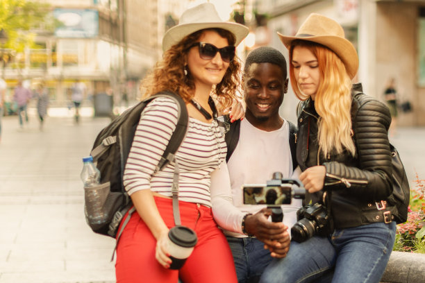 白人的旅行者图片下载