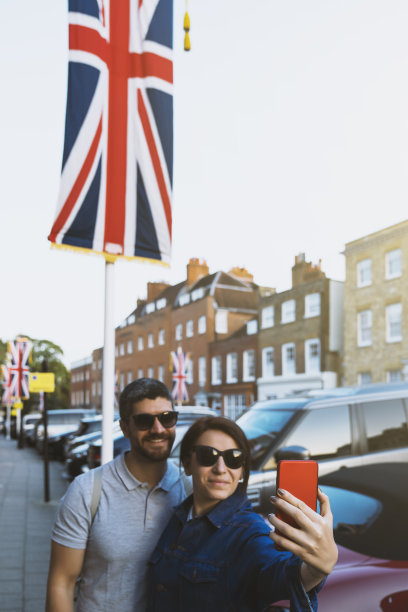 一对游客夫妇在伦敦自拍图片下载