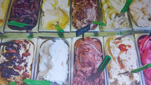 冰淇淋店的美味冰淇淋口味图片下载