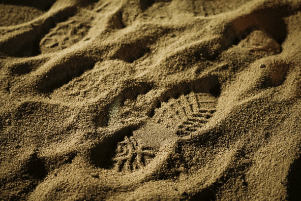 黄沙上有工人靴子的脚印图片下载