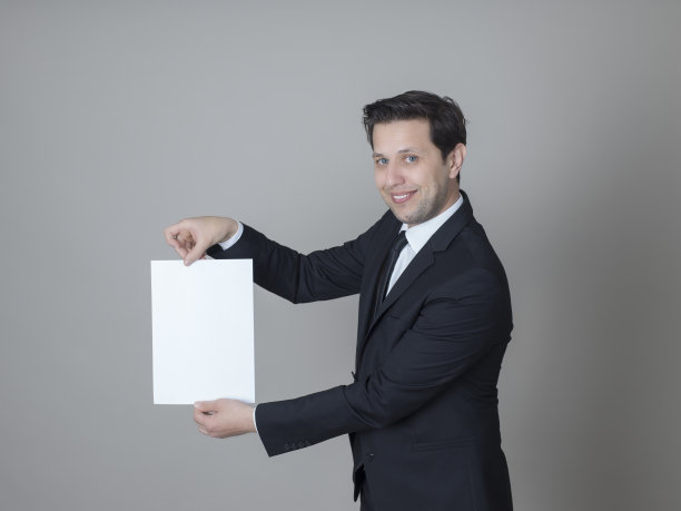 商人拿着一张白纸图片下载
