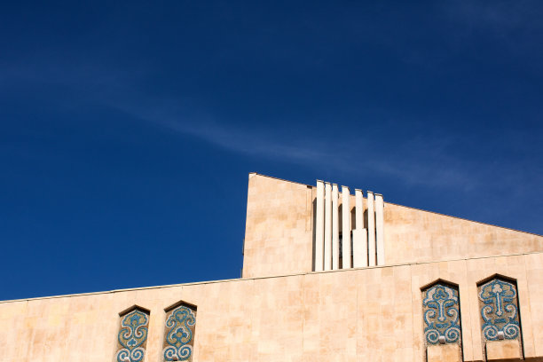 建筑物的一部分映衬着蓝天图片下载