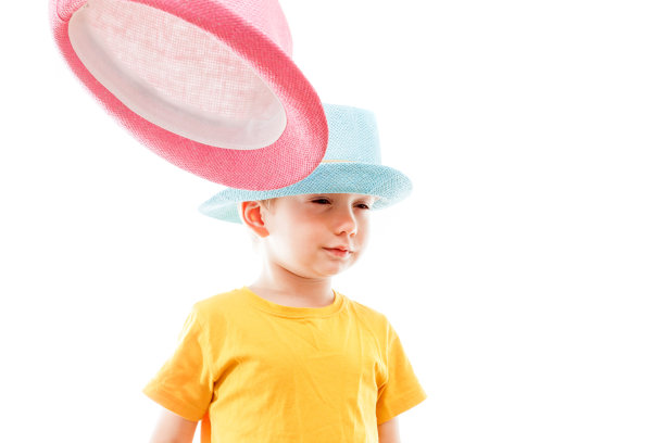 戴着帽子的白人小男孩在跳舞，孤立的白人。可爱幽默的小男孩在白色的背景上跳舞。图片下载