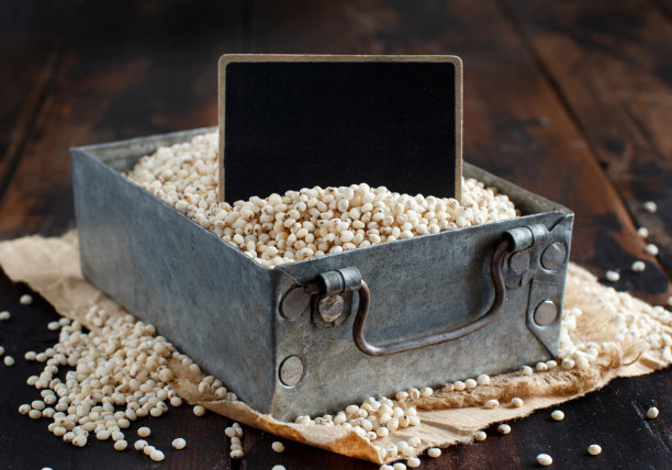 金属盒子里的白高粱原料图片下载