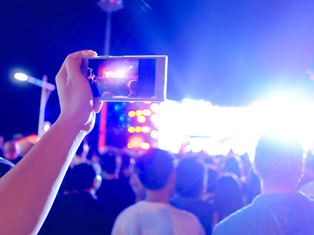 身份不明者用手机拍下演唱会舞台的照片。图片下载