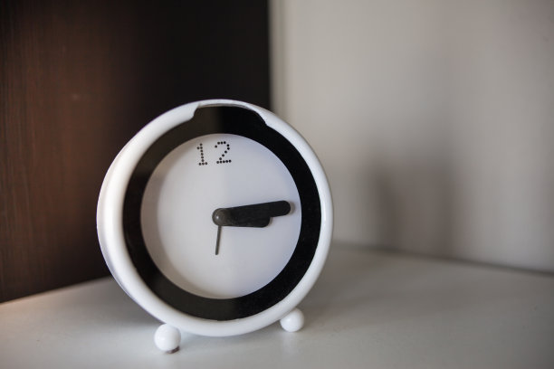 白色和黑色闹钟。图片下载