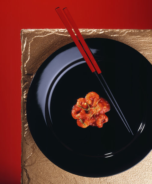 用筷子夹住大虾图片下载