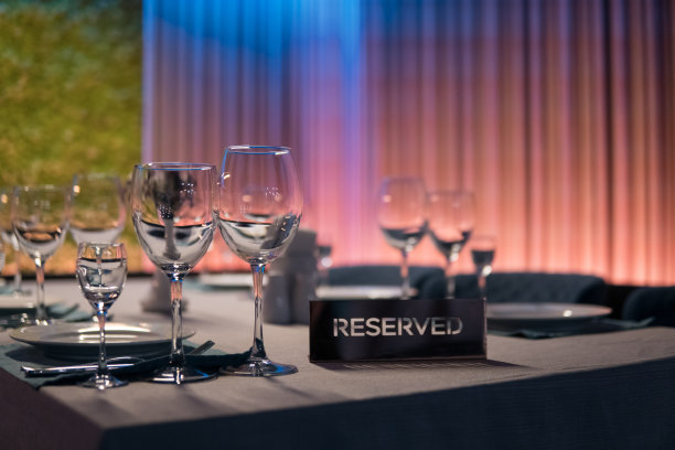 餐厅中一套闪亮的酒杯;图片下载