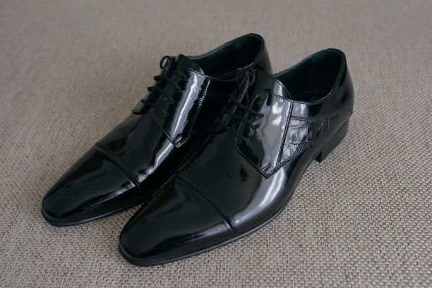 经典，帽趾牛津男鞋，在漆皮图片下载