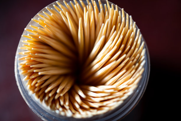 许多棕色的牙签。图片下载