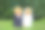 新郎新娘站在绿色的草地上图片下载