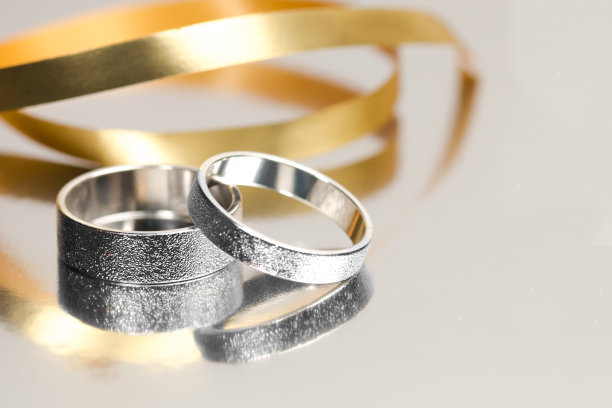 两枚结婚戒指图片下载