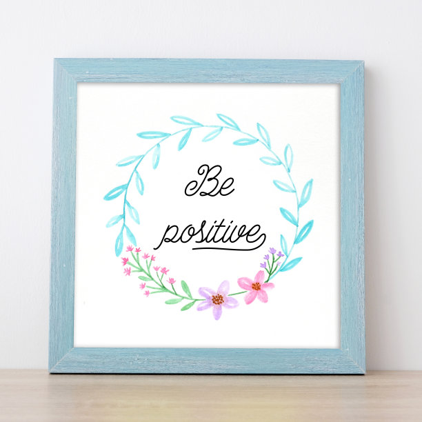 积极，引用灰色古董木框上的花圈水彩画在木桌背景上，积极思考动机图片下载