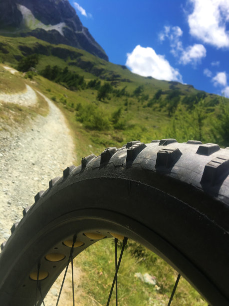 胖自行车轮胎细节，山路图片下载