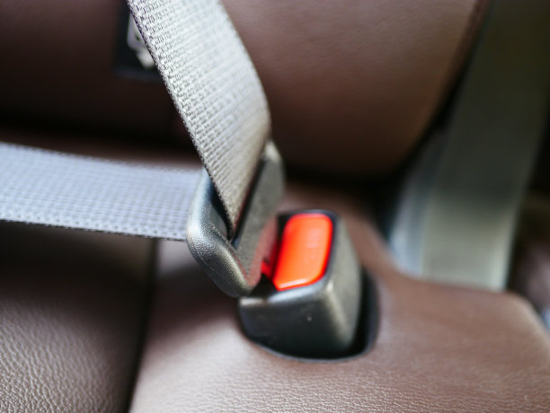 在汽车上系安全带图片下载