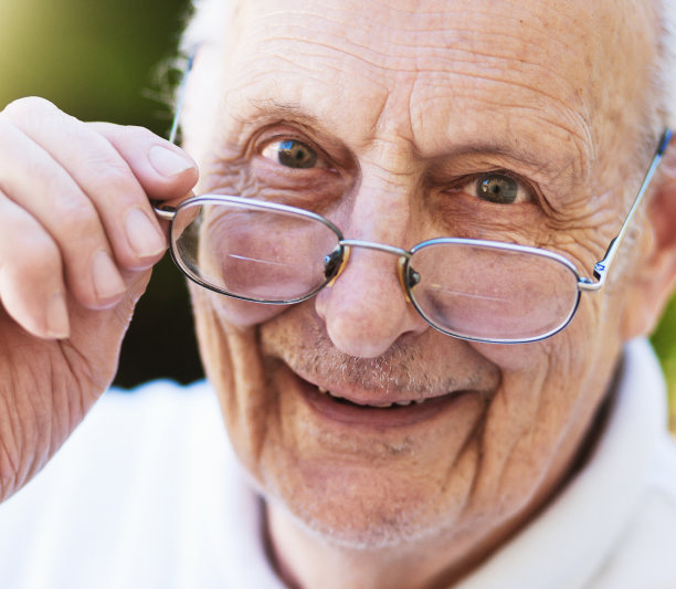 友好的戴眼镜的老人高兴地笑了图片下载