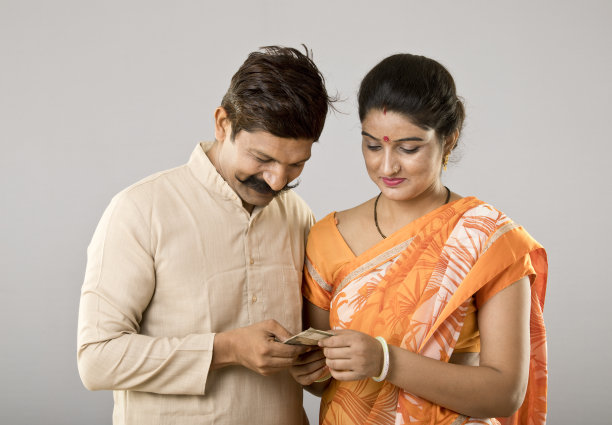 印度夫妇拿着钱图片下载