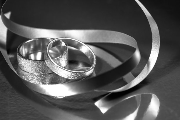 两枚结婚戒指图片下载