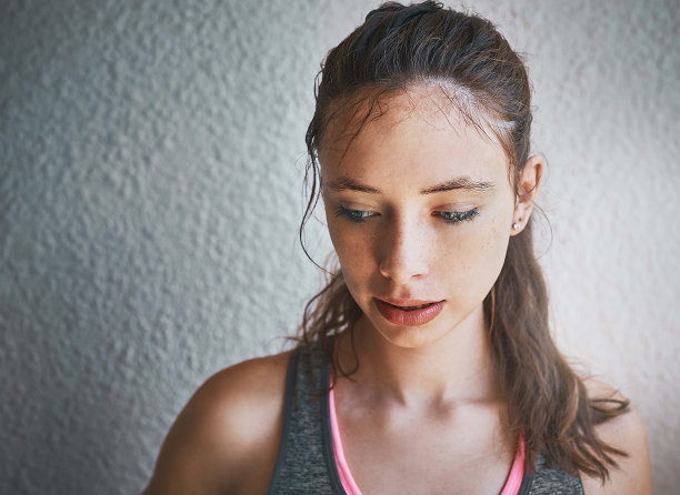 美丽的年轻褐发女子站在阳光下俯视图片下载