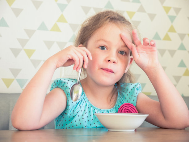女孩在厨房吃早餐图片下载