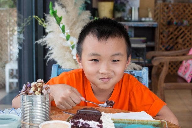 男孩吃巧克力蛋糕图片下载