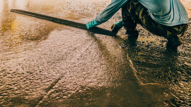 工人浇筑建筑物的水泥混凝土地面图片下载