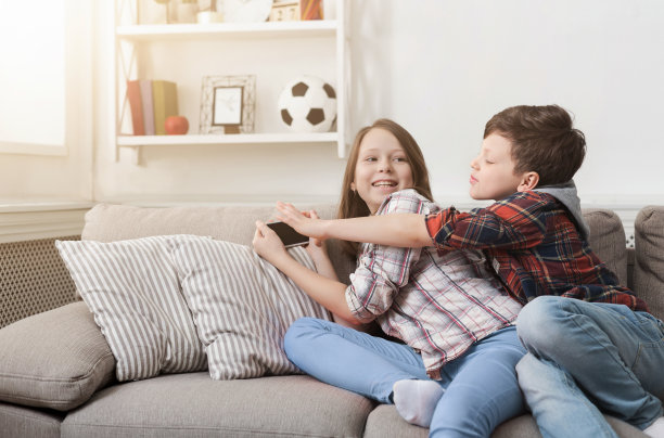 妹妹和弟弟玩的同时使用智能手机图片下载