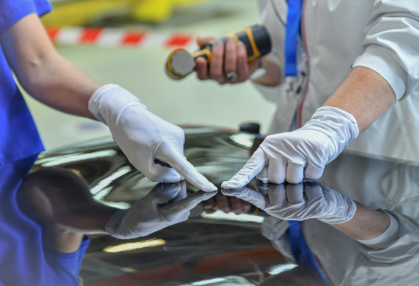 男人手里拿着抛光器擦擦图片下载