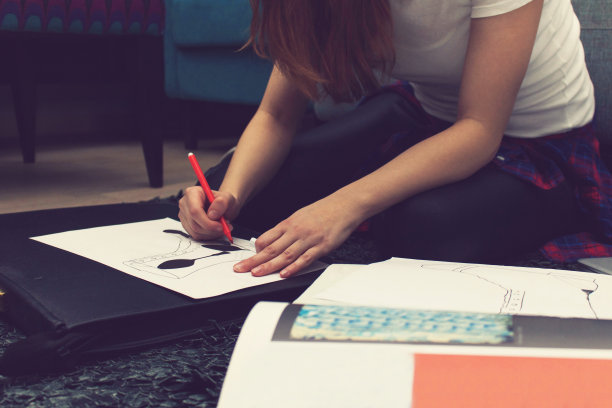 女设计师正在绘制新的草图。图片下载