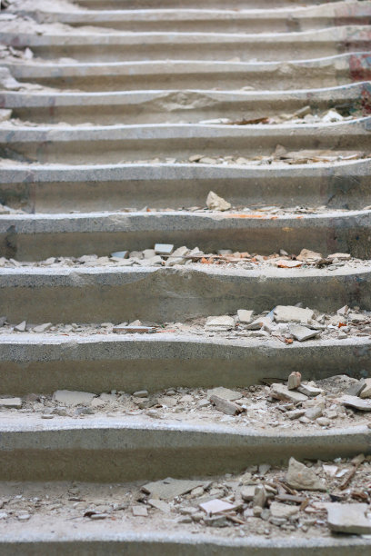 爬上被毁的楼梯图片下载