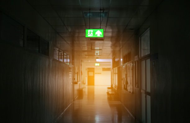 大楼有火警的紧急出口标志。图片下载