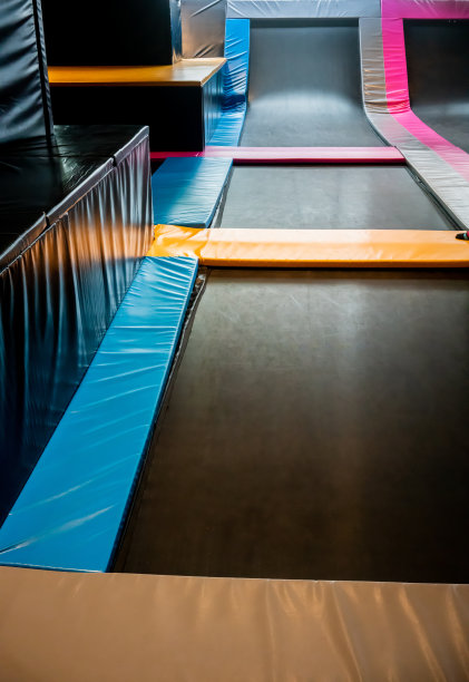 室内跳跃互联蹦床。新的革命操场和所有年龄的乐趣活动。图片下载