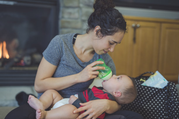 妈妈用奶瓶喂婴儿图片下载