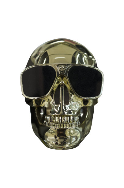 金色的骷髅头戴着太阳镜，孤立在白色的雕像上图片下载