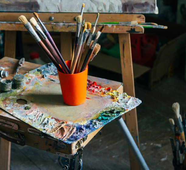 在旧木画架上作画的画笔，放在地板上图片下载
