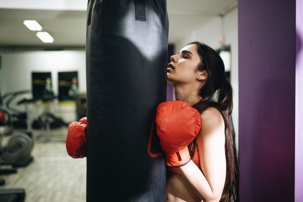 戴拳击手套的女人图片下载