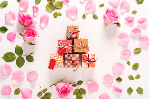 玫瑰和礼物盒俯视图图片下载