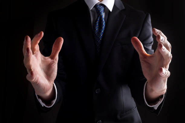 一个男人伸出手，展示着什么东西图片下载