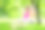两个可爱的小姐妹在美丽的夏日花园里一起荡秋千玩得很开心图片下载