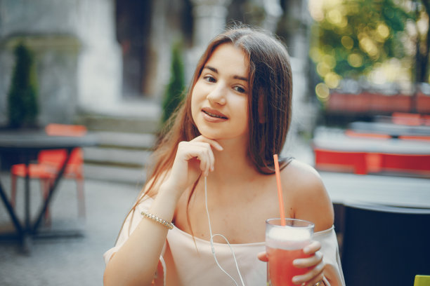 鸡尾酒的女孩图片下载