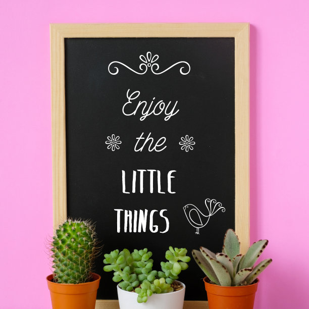 享受小事情，积极的报价在复古的黑板上图片下载