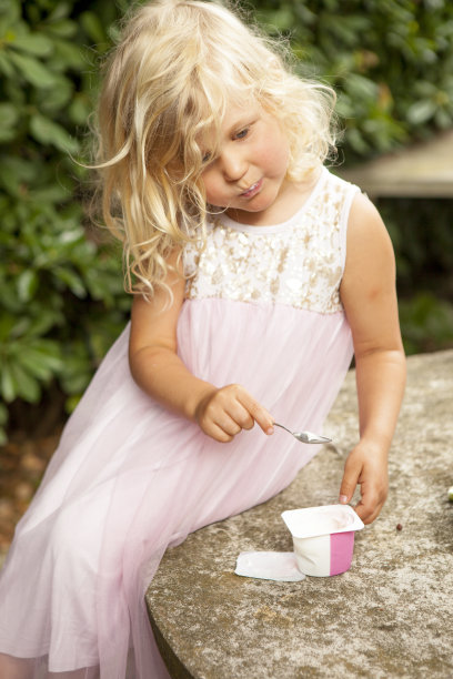 夏天的肖像小女孩与帽子。图片下载