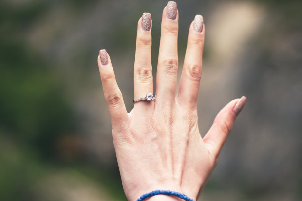 女人手上的钻石戒指图片下载