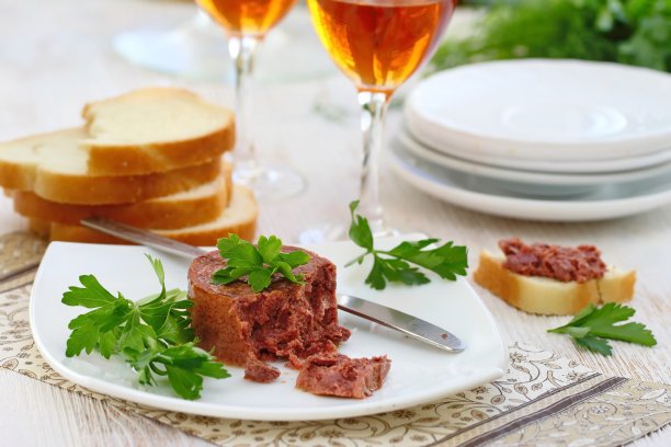 鹅肝和烤面包在盘子里图片下载