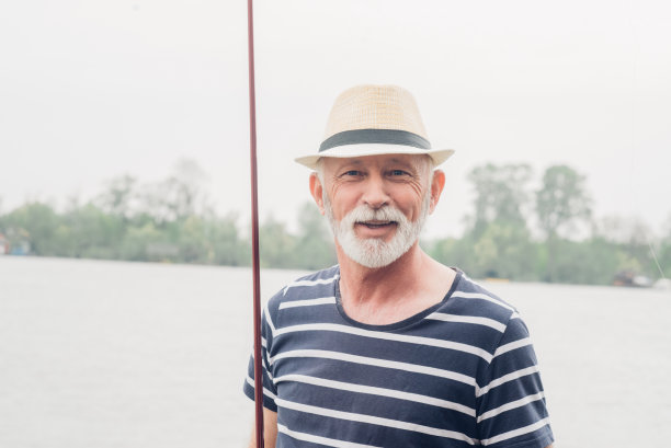 快乐的高级渔夫图片下载