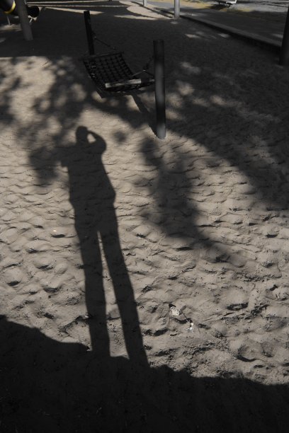 沙滩上的自画像图片下载