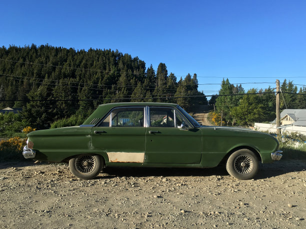 停在户外的老爷车图片下载